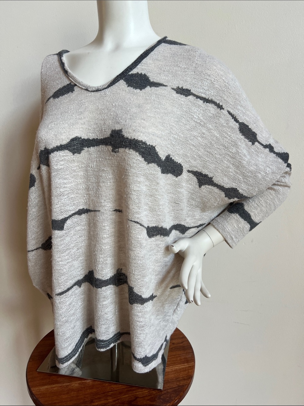 enti V-Neck roman sleeve light knit  Sweater in cream & grey made in USA